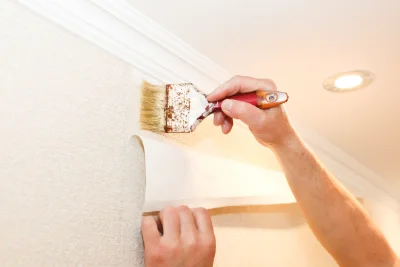 Pose de papier peint aux Martys — revêtements muraux et toiles de verre
